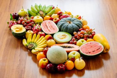 Kopya alanı - sağlıklı gıda kavramı ile ahşap arka plan üzerinde çeşitli ve karışık meyve