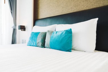 Yatak odasının iç tarafında yastık ve yatak dekorasyonu.