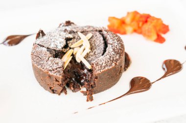 Şekerli tatlı çikolata lav kek ve dondurma ile