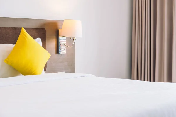 Komfort kudde på sängen dekoration inredning — Stockfoto