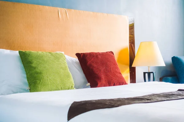 Комфортная подушка на кровати украшения интерьера — стоковое фото