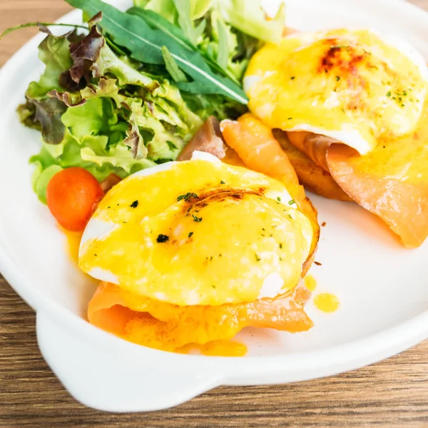 Eggs benedict with smoked salmon — Stock Photo, Image