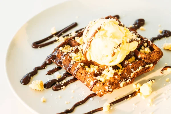 Şekerli tatlı çikolata ile dondurma waffle — Stok fotoğraf