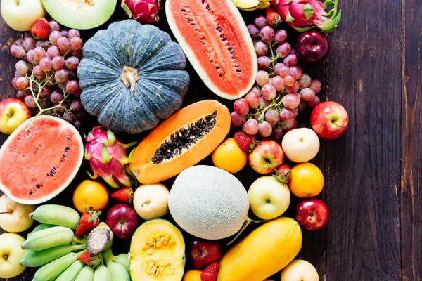 コピー スペース 健康食品のコンセプトを持つ木製の背景に各種の混合果実 — ストック写真