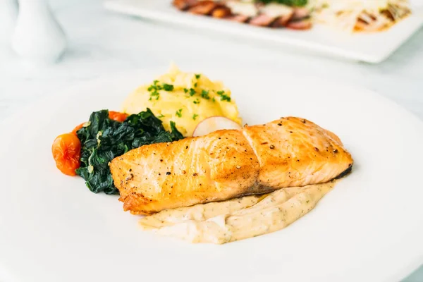 Filete de carne de salmón a la parrilla con verduras y salsa — Foto de Stock