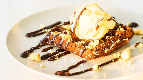 Zoete dessert Chocolade wafel met ijs — Stockfoto