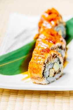 Unagi veya yılan balığı balık suşi roll