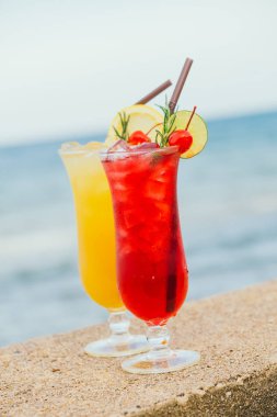 Plaj ve deniz ile cam içme buzlu kokteyller