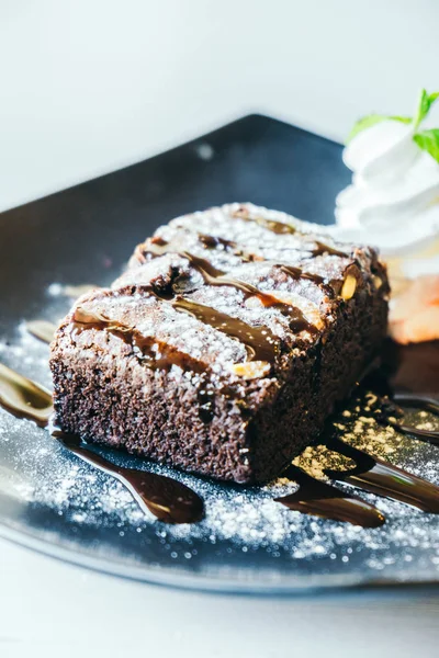Torta Brownies Cioccolato Con Panna Montata Ciliegia — Foto Stock