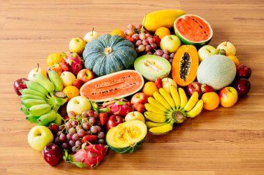 Kopya alanı - sağlıklı gıda kavramı ile ahşap arka plan üzerinde çeşitli ve karışık meyve