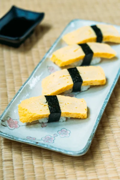Sushi mit süßen Eiern — Stockfoto