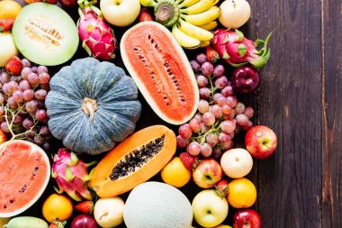 Kopya alanı - sağlıklı gıda kavramı ile ahşap arka plan üzerinde çeşitli ve karışık meyve