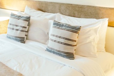 Yatak odasının iç tarafında yastık ve yatak dekorasyonu.