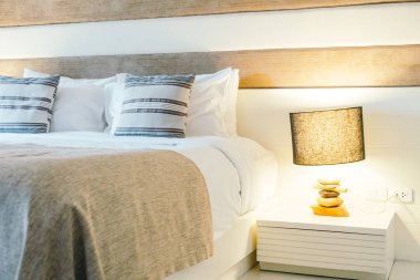 Yatak odasının iç tarafında yastık ve yatak dekorasyonu.