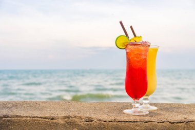 Deniz ve sahil ile bardak içme buzlu kokteyller