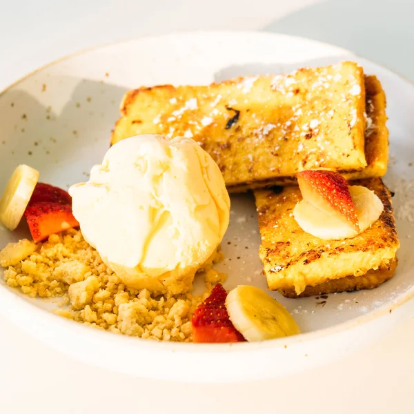 Söta dessert franska toast och glass — Stockfoto