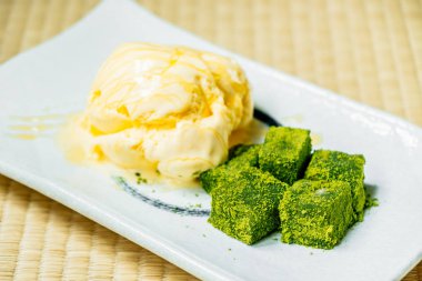 Şekerli tatlı vanilyalı dondurma ile matcha yeşil çay mochi