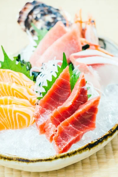 Atún blanco y salmón fresco y otras carnes de pescado sashimi —  Fotos de Stock