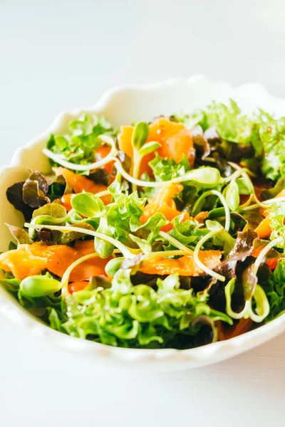 Salmão Defumado Com Salada Legumes Frescos Estilo Comida Saudável — Fotografia de Stock