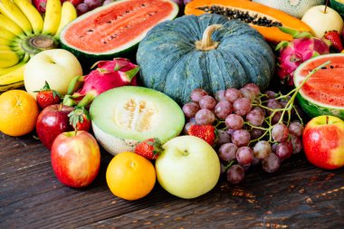 Kopya alanı - sağlıklı gıda kavramı ile ahşap arka plan üzerinde çeşitli ve karışık meyve