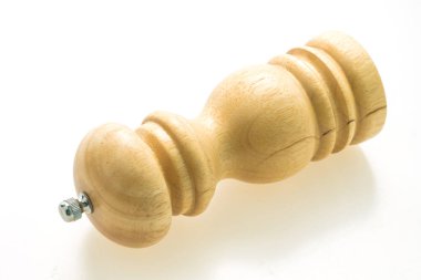 Biber ve tuz değirmen ve beyaz arka plan üzerinde izole shaker