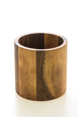 Tahta kase beyaz arka planda izole edilmiş.