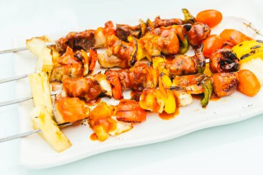 Barbekü et sopa beyaz plaka ızgara