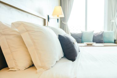 Yatakta rahat yastık