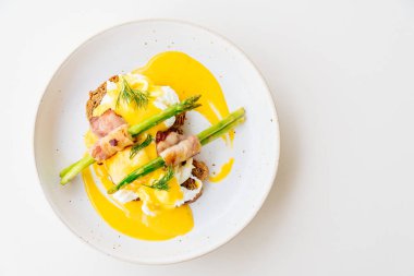 Pastırmalı yumurta benedict kuşkonmaz twist