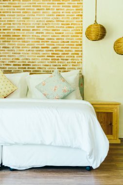 Yatak odasının iç tarafında yastık ve yatak dekorasyonu.