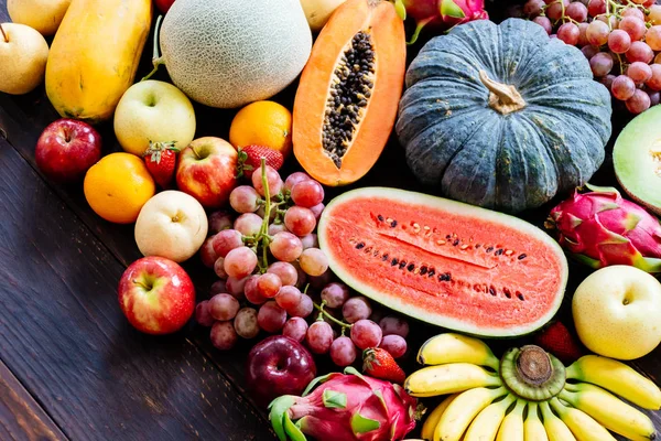 Kopya alanı - sağlıklı gıda kavramı ile ahşap arka plan üzerinde çeşitli ve karışık meyve