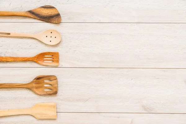 木製の道具またはコピー スペース ビンテージ フィルター付きの木製テーブル キッチン調理器具 — ストック写真