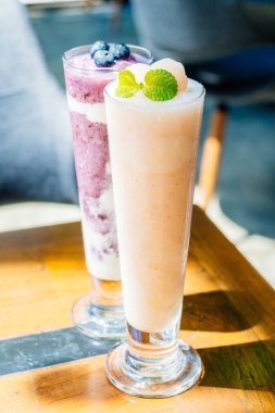Buzlu içme cam lychee smoothies ve yoğurt ile