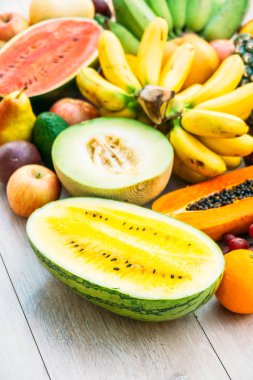 Elma muz portakal ve diğer karışık meyve