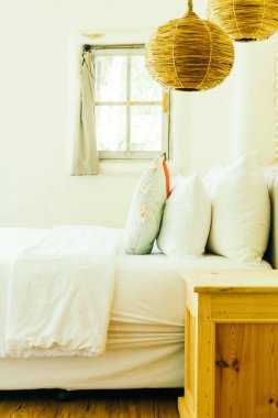 Yatak odasının iç tarafında yastık ve yatak dekorasyonu.