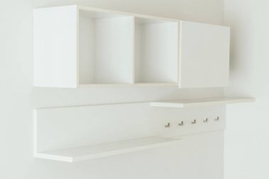 Boş beyaz ahşap raflar