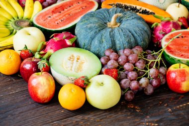 Kopya alanı - sağlıklı gıda kavramı ile ahşap arka plan üzerinde çeşitli ve karışık meyve