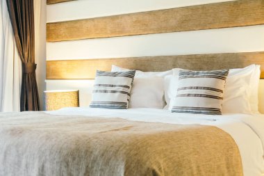 Yatak odasının iç tarafında yastık ve yatak dekorasyonu.