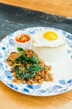 Fesleğen yaprağı ve pirinç ile baharatlı domuz eti