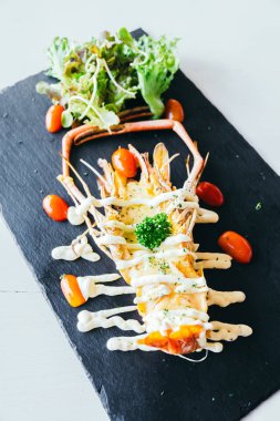 Izgara büyük karides veya siyah tepsisindeki soslu karides