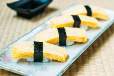 Tatlı tamago yumurta suşi - Japon gıda tarzı