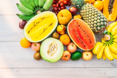 Elma muz portakal ve diğer karışık meyve