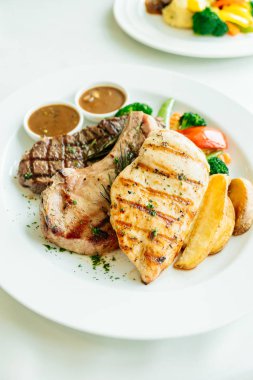 Tavuk göğsü ve domuz eti sığır eti biftek ve sebze ile