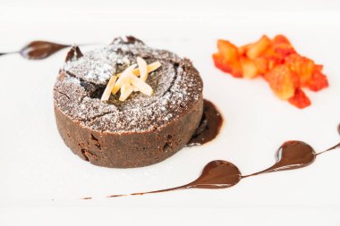 Şekerli tatlı çikolata lav kek ve dondurma ile