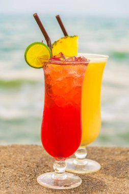 Deniz ve sahil ile bardak içme buzlu kokteyller