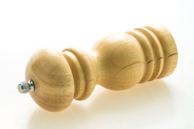 Biber ve tuz değirmen ve beyaz arka plan üzerinde izole shaker