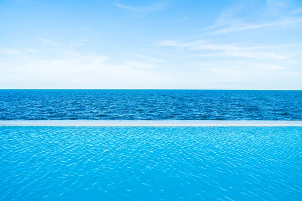 Piscina infinita com vista mar e oceano no céu azul — Fotografia de Stock