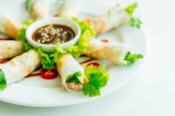 Duck meat inside spring roll — Stock Photo, Image