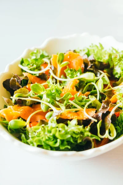 Gerookte Zalm Met Verse Fruit Salade Gezonde Voeding Stijl — Stockfoto