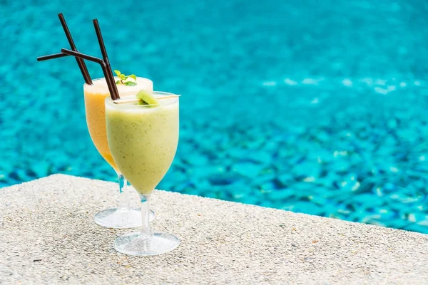 Smoothies Frutas Geladas Com Fundo Piscina — Fotografia de Stock